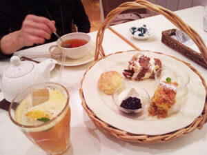 スイーツと紅茶のセット、手前にアイスオレンジティー。