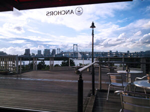 店内から見るデッキ席。