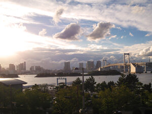 夕陽に染まるレインボーブリッジやお台場周辺。