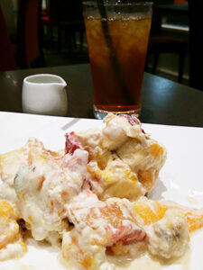 様々なフルーツがマスカルポーネクリームで和えられている。