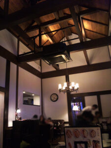 古民家の天井のような梁。