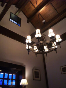 アンティーク風シャンデリアと明かり窓。