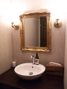 宮殿にありそうな鏡と照明。