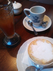 窯焼きスフレとアイスティー。