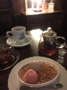 窯焼きスフレとティーポット。