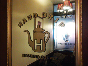 ポットのロゴが描かれたアンティーク風ミラー。