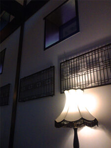 壁に映るアンティーク風ライトの灯りと影。