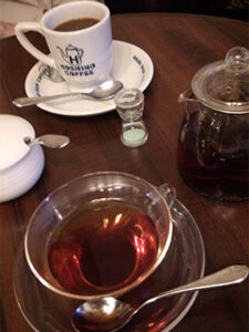 ガラスのティーポットとカップ&ソーサー。