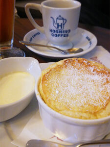 バニラのスフレとアングレーズソース。