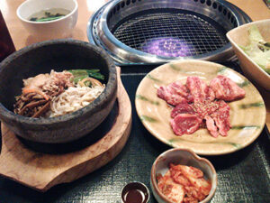 石焼ビビンバと焼肉のセット。