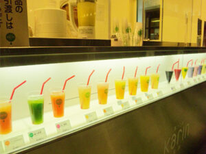 カウンターの下に色とりどりのジュースが並んでいる。