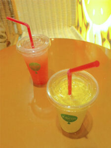 鮮やかなオレンジ色と黄色のジュース。