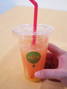 オレンジジュースが入ったカップ。