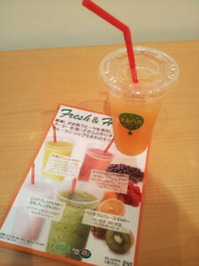 オレンジジュースとメニューが書かれたチラシ。
