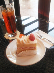 断面のきれいなショートケーキとアイスティー。