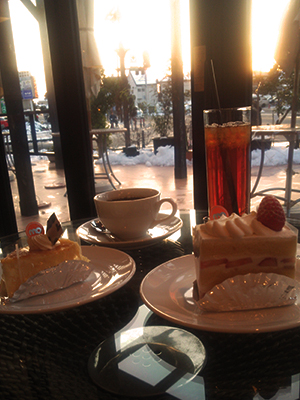 夕焼けに包まれている店内と雪の残るテラス。