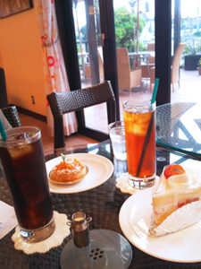 ケーキとドリンクが乗ったテーブル。