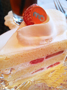 なめらかなクリームと苺が乗ったショートケーキ。