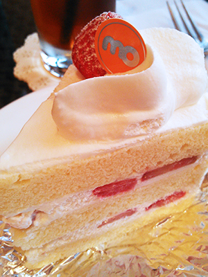 なめらかなクリームと苺が乗ったショートケーキ。