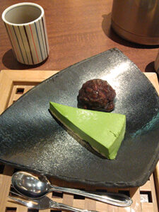 瓦のような器に上に抹茶ケーキと小豆あん。