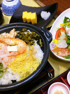 鉄製の鍋に海鮮とご飯が入っている。