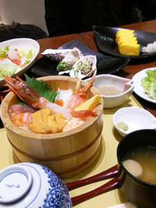 おひつの中に海老やウニ、蟹の爪などの海鮮がひしめき合っている。