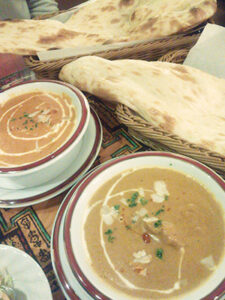 顔の2倍ありそうな大きさのナンとカレー2種類。