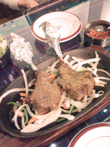 鉄板の上にラムチョップ2本。