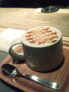 ラテアートが施されたキャラメルラテ。