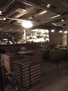 コの字型のソファが並ぶフロアの奥にカウンターキッチン。