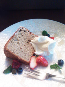 真っ白なお皿にシフォンケーキとホイップクリーム。