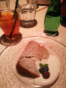 シフォンケーキの乗ったガラス皿がテーブルに雲のような影を落としている。