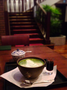抹茶オレと奥にシックな階段。