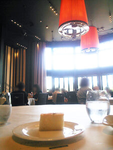 大きな窓とオレンジのシェードが特徴的な照明。