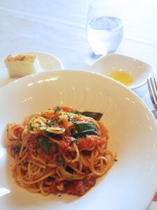 トマトソースのパスタとフォカッチャとオリーブオイル。