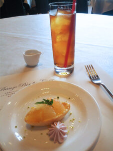 フルーツが乗ったタルトとアイスティー。