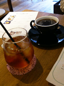 アイスティーとホットコーヒー。