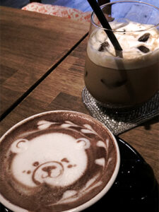 熊のラテアートが施されたココアとアイスココア。