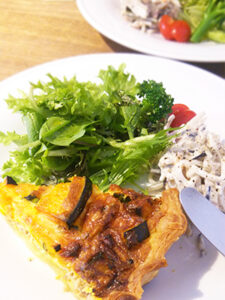 かぼちゃのキッシュとサラダ。