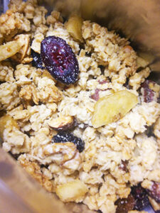 ドライフルーツやナッツが入ったグラノーラ。