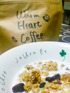 牛乳を加えたグラノーラと店名が入ったパッケージ。