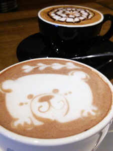にっこり笑ったクマのラテアート。